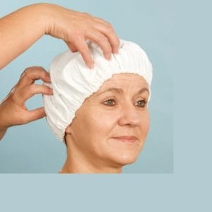 Шапки сухо миене коса са влажни напоени с лосиони шампоани Изображение на Шапки сухо миене коса са влажни напоени с лосиони шампоани