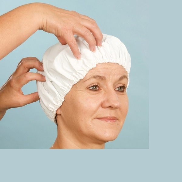 Изображение на Шапки сухо миене коса са влажни напоени с лосиони шампоани