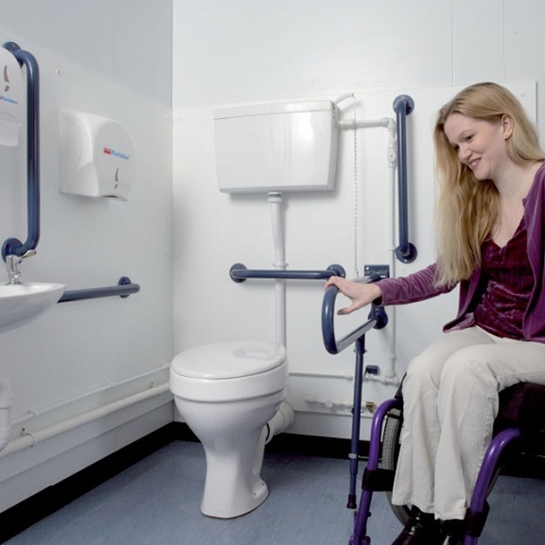 Изображение на За инвалиди оборудване баня тоалетна.